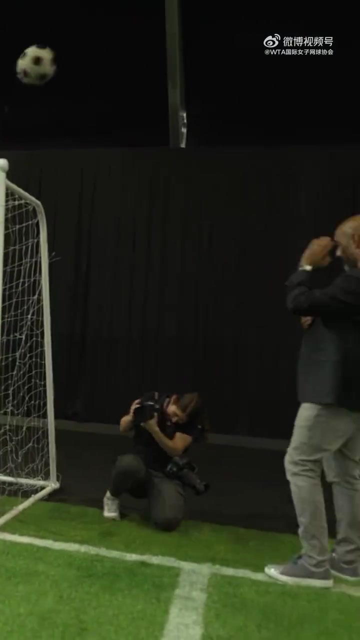 萨巴伦卡踢足球击中摄影师⚽踢得很准,下次不要再踢了😅